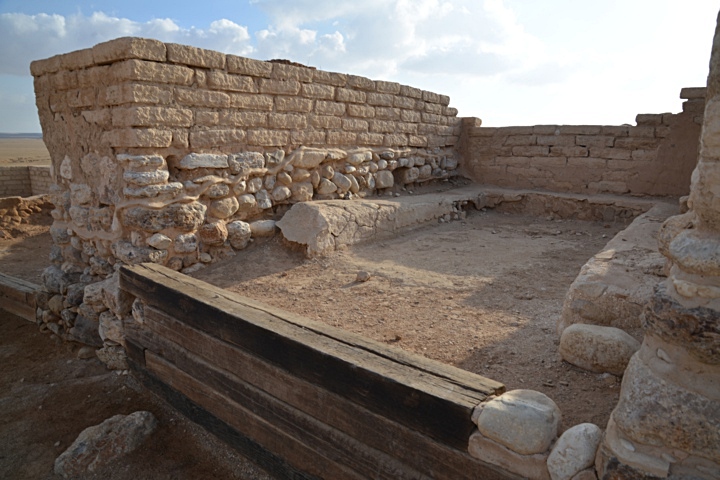 上图：别是巴遗址（Tel Beer Sheva）的城门口。本城的审判官在这里断案，才德妇人的「丈夫在城门口与本地的长老同坐」（箴三十一23）。