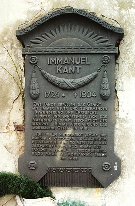 上图：康德（Immanuel Kant，1724-1804年）故居墙上的石碑，上面写着：「有两种东西，我对它们的思考越是经常和持久，它们在我心灵中唤起的赞叹和敬畏就会历久弥新，一个是我们头顶浩瀚灿烂的星空，另一个是我们心中崇高的的道德法则」（摘自《实践理性批判 Kritik der praktischen Vernunft》第161页）。康德是启蒙运动时期的最后一位主要哲学家，被认为是继苏格拉底、柏拉图和亚里士多德之后，西方最伟大的思想家之一。