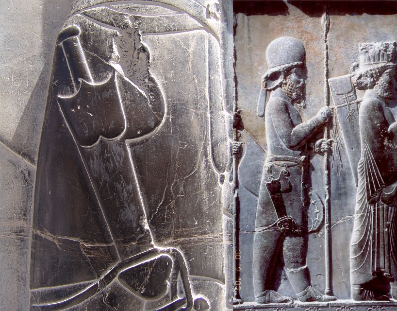 上图：波斯波利斯（Persepolis）波斯阿契美尼德帝国壁画上佩戴着两刃短剑（Acinaces）的波斯士兵。两刃短剑于主前第一千年流行于东地中海地区，被玛代人、波斯人、西古提人和希腊人使用。