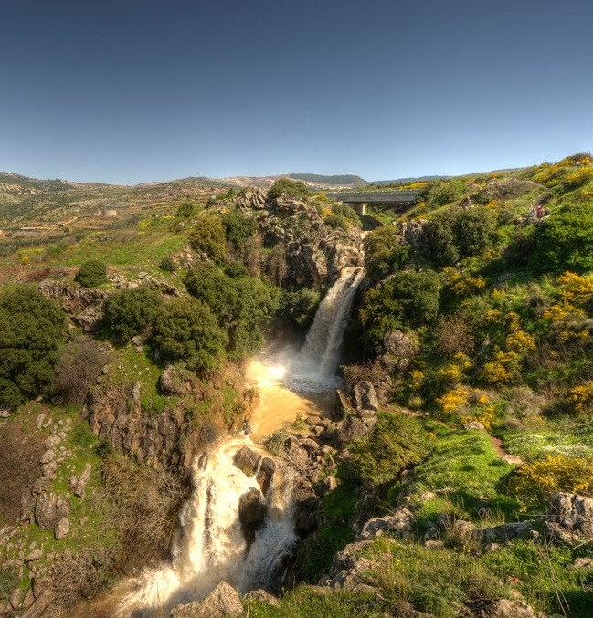 上图：黑门山麓的萨瓦尔瀑布（Saar Waterfall）是约旦河的源头之一。洪水季节水声隆隆、波涛四溅，使忧闷的诗人更加心烦。
