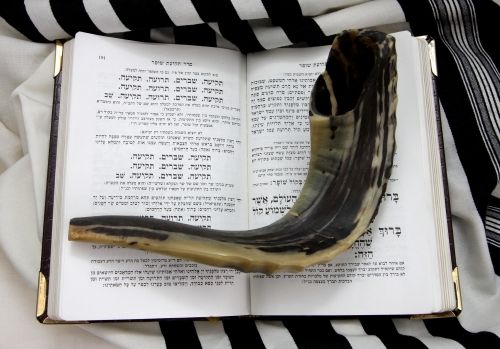 上图：诗篇四十七篇也被称为The Psalm of the Shofar，现代犹太人在吹角节（Rosh Hashanah）吹角（Shofar）前，要七次颂唱本篇，因为诗中原文七次提到「神 אֱלֹהִים」。犹太人认为「神」这个称号是代表公义，而「耶和华」是代表怜悯，吹角节正是要宣告神公义的审判。
