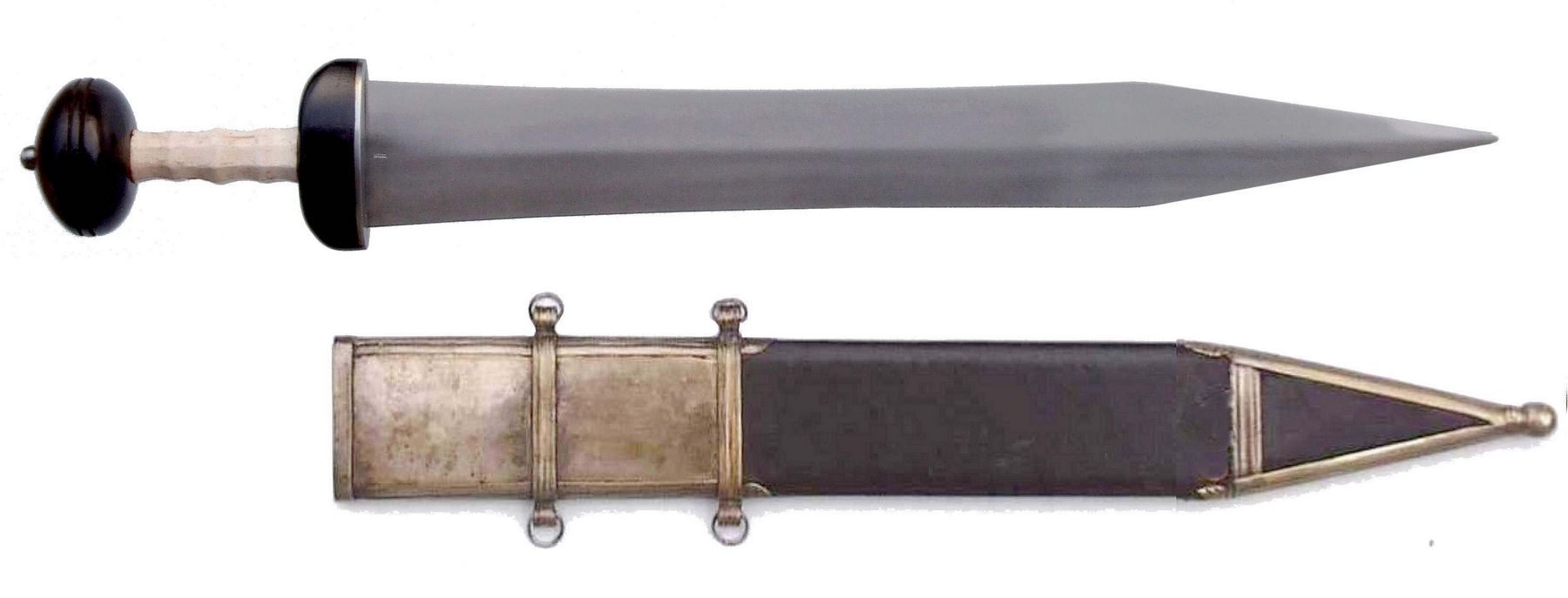 上图:新约时代罗马士兵使用的短剑Mainz Gladius,从西班牙引进。罗马军团士兵的标配是短剑、大盾、标枪和匕首。称霸千年的罗马军团采用方阵攻击战术,重步兵远距离投掷数轮标枪以后,再用短剑配合大盾近距肉搏,主要用于刺而不是砍,在密集的方阵中可以避免误伤队友。「剑」(启一16;二12、16;六8;十九15、21)原文(rhomphaia/ῥομφαία)在古希腊的文献中指色雷斯人从主前第四世纪开始使用的长柄单刃刀,刀片约60-80厘米,柄长约50厘米。但在古罗马的文献中,rhomphaia最初是指「矛」、后来是指「剑」(Plutarch: Life of Aemilius Paulus 18; Eustathius, on Iliad verse VI 166; Hesychius)。罗马军队使用的「剑」并非长柄单刃刀、而是双刃短剑。因此,《启示录》中「两刃的利剑」(启一16)并不是指希腊长柄单刃刀,而是指当时的读者最熟悉的罗马双刃短剑。