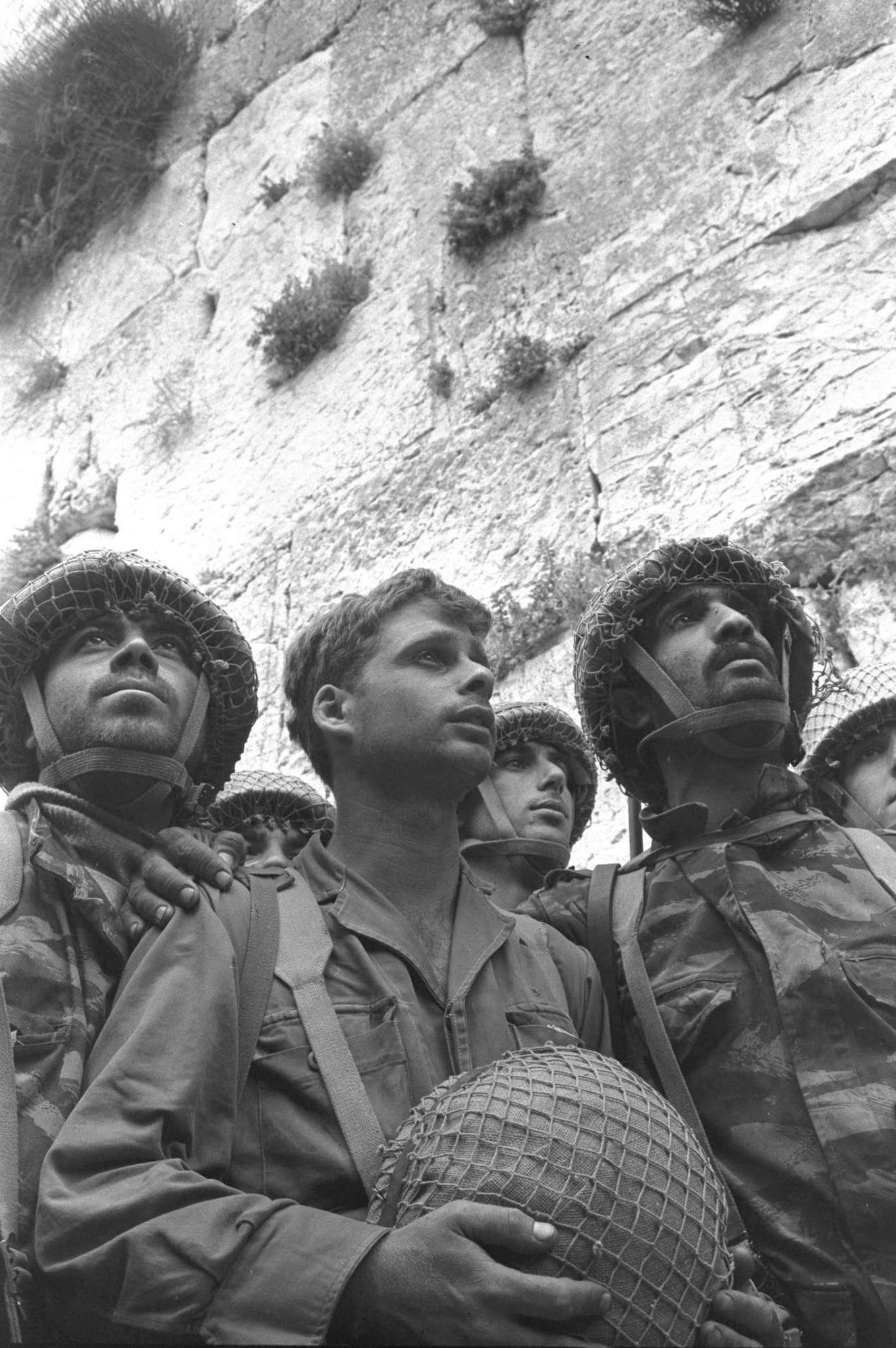 上图：1967年6月7日，第一批进入耶路撒冷的以色列伞兵站在哭墙旁边。犹太人被驱离耶路撒冷将近两千年之后，终于回到了圣殿山。埃及、叙利亚和约旦联军首先发动了1967年6月5-10日的六日战争（第三次中东战争），一开始以色列危在旦夕，但六天之后，以色列却大获全胜，并从约旦手中收复了耶路撒冷旧城和圣殿山。这正如亚十二6所预言的：「『那日，我必使犹大的族长如火盆在木柴中，又如火把在禾捆里；他们必左右烧灭四围列国的民。耶路撒冷人必仍住本处，就是耶路撒冷。」根据《密西拿》的记载，利未诗班每天都要在圣殿唱不同诗篇：第一日诗二十四，第二日诗四十八，第三日诗八十二，第四日诗九十四，第五日诗八十一，第六日九十三，第七日诗九十二（《密西拿 Mishnah》Tamid 7:4）。第二圣殿于安息日晚上、星期天开始的时候被毁，但利未人并没有唱星期六或星期天的诗篇，而是唱了星期三的诗九十四（《他勒目 Talmud》Arakin 11b:21，Tannit 29a:11）。为什幺他们会唱星期三的诗篇？历代犹太拉比们对此有许多解释。一直到1967年6月7日的那天，犹太人才发现，他们在星期三重新回到了圣殿山。