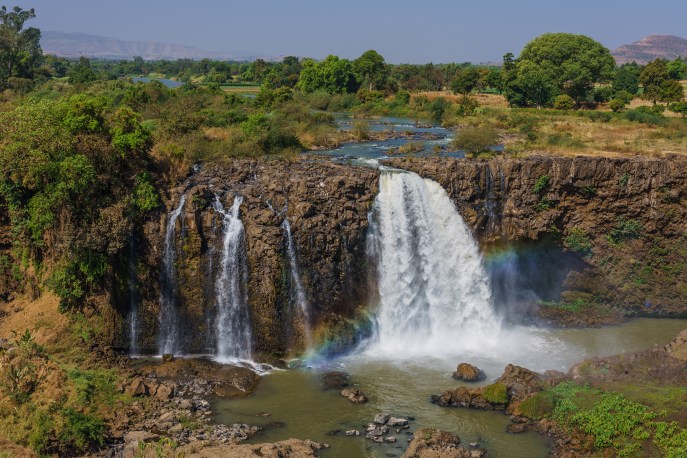 上图：东非埃塞俄比亚北部的青尼罗河瀑布（Tis Abay，Blue Nile Falls）。尼罗河上游有两条主要支流，源于埃塞俄比亚高原的青尼罗河是尼罗河下游大多数水和营养来源，源于东非大裂谷维多利亚湖流域的白尼罗河则是最长的支流。青、白尼罗河在苏丹首都喀土穆附近汇成尼罗河，然后向北穿过苏丹和埃及，所经过的地方均是沙漠，孕育了古埃及文明。